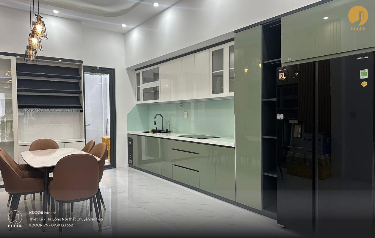 Tủ bếp gỗ nhựa đặc Acrylic tráng gương